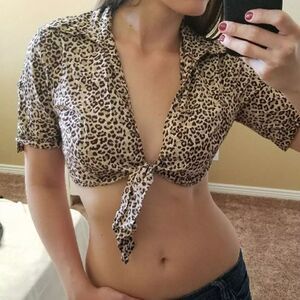 Oodji leopard crop top size S
